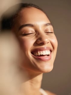 Mulher sorrindo em luz suave para representar a etapa Crença